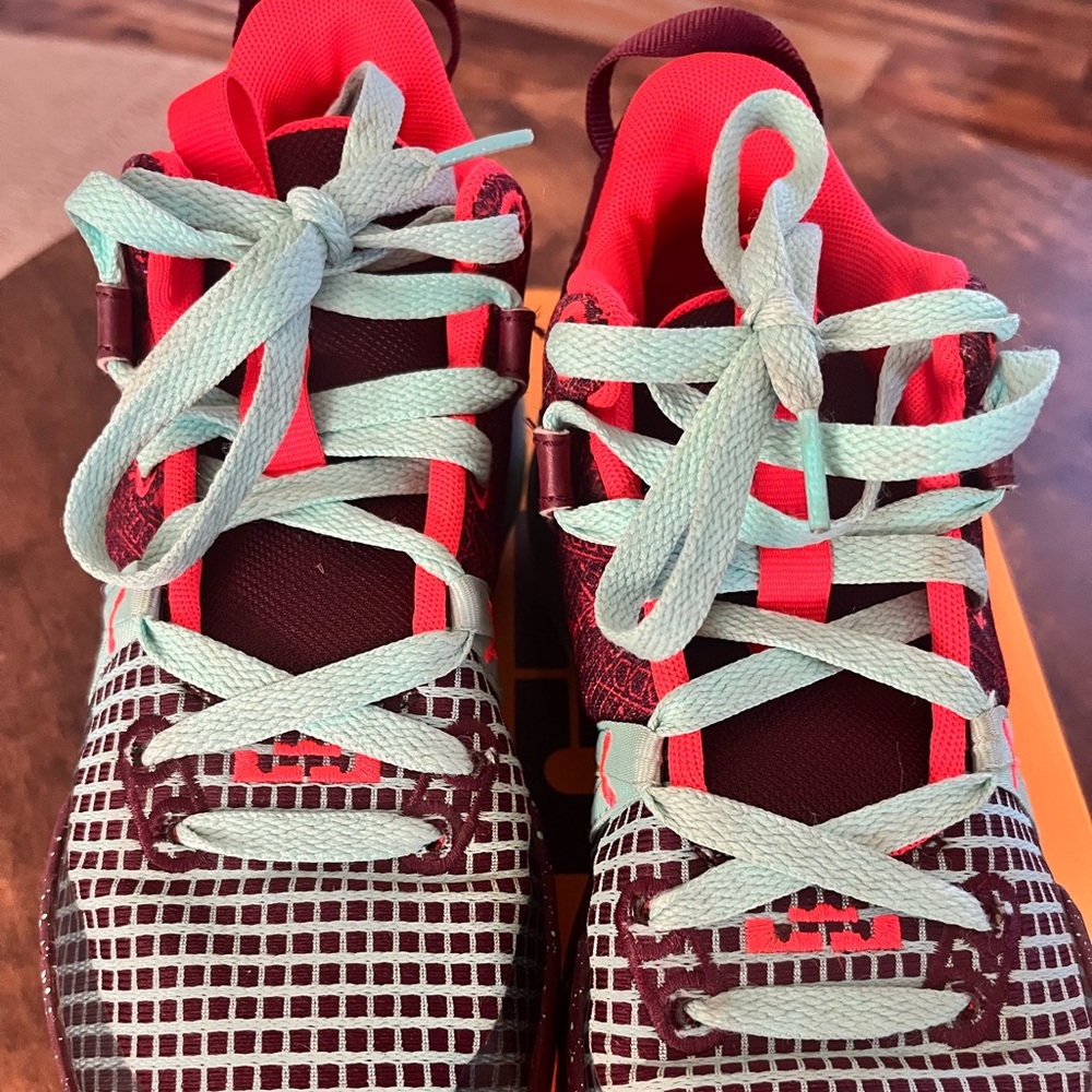 LeBron Witness 7: night maroon